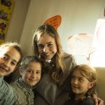 CasaOz - Giorgia Boni in posa con alcune bambine di CasaOz