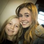 CasaOz - Giorgia Boni abbraccia una bambina di CasaOz