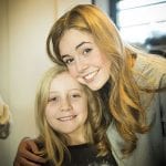 CasaOz - Giorgia Boni abbraccia una bambina di CasaOz